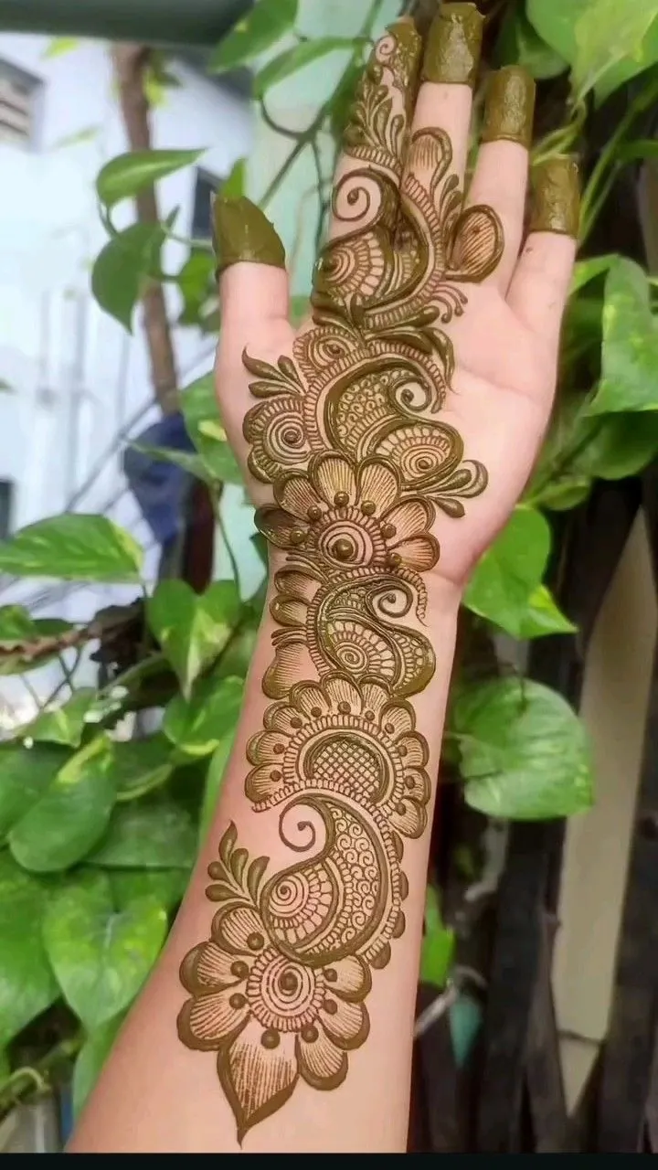 Charming Arabic Mehndi Design #19