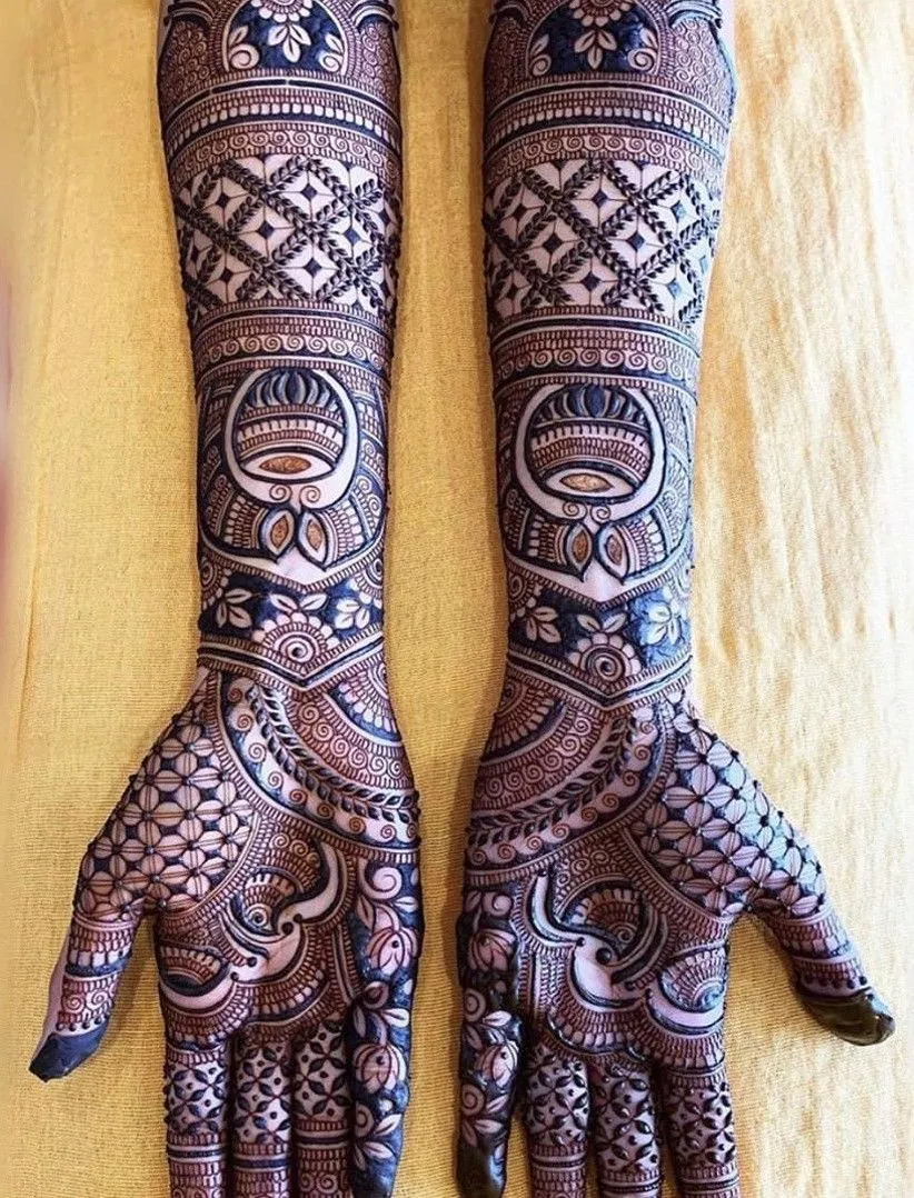 Charming Bridal Mehndi Design #19