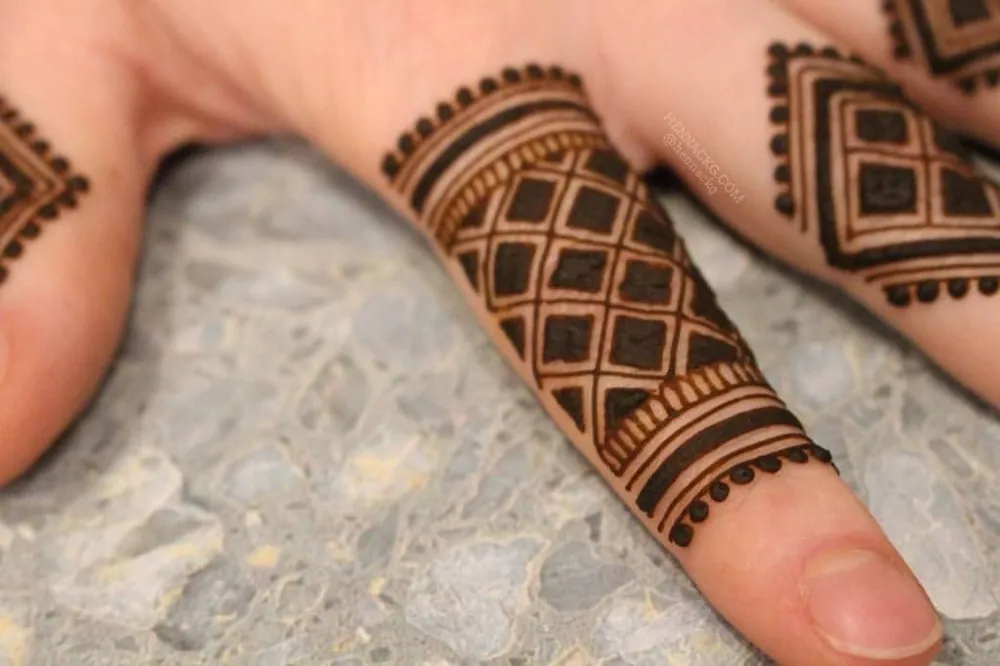 Elegant Simple Mehndi Design #300