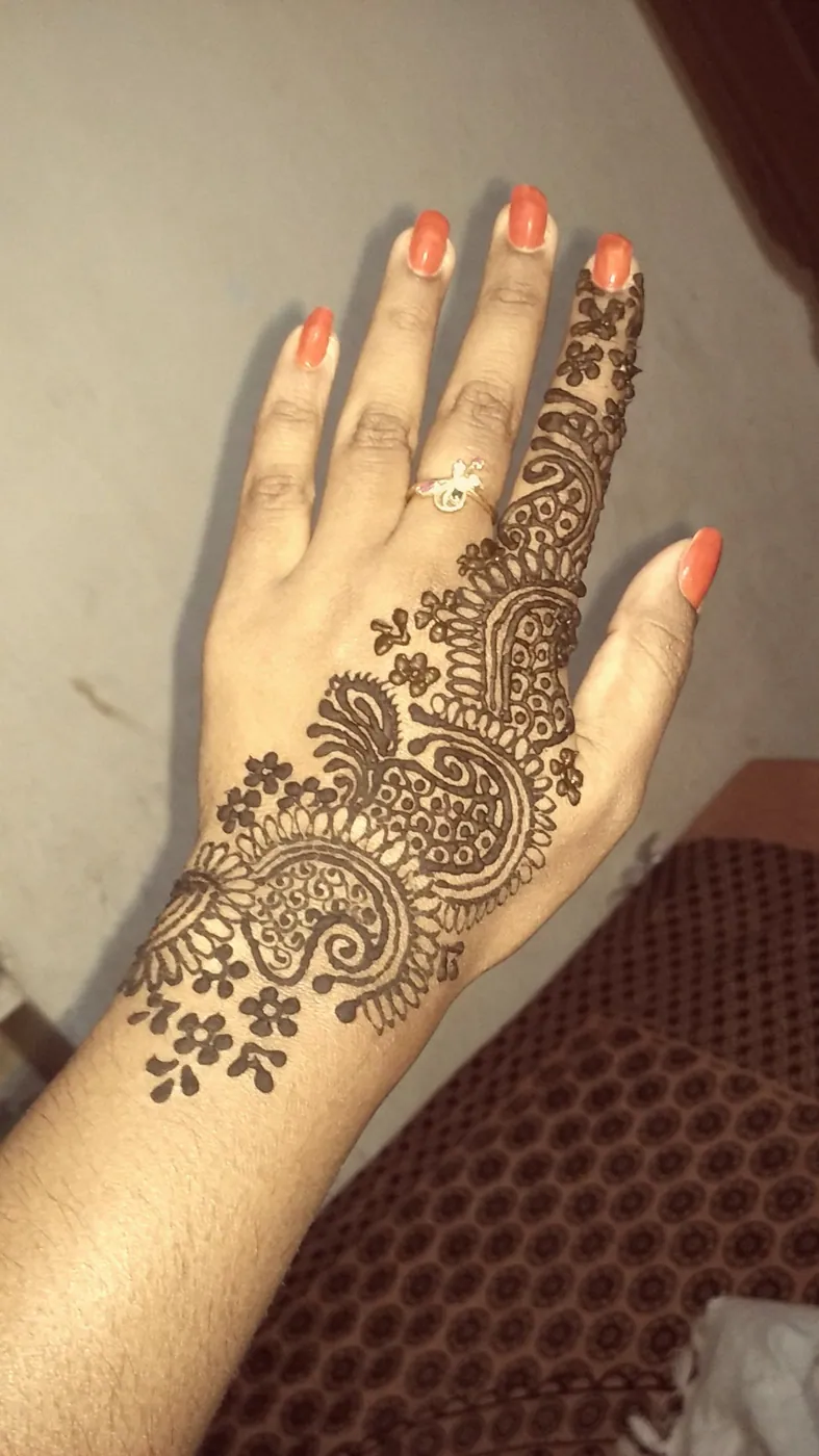 Trendy Simple Mehndi Design #326
