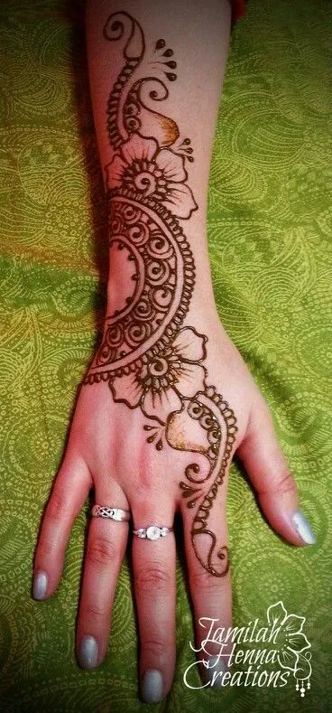 Graceful Simple Mehndi Design #377